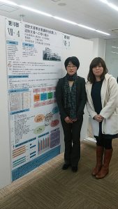 ポスターの前にて